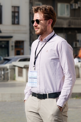 欧美街拍戴墨镜的衬衫帅哥图片